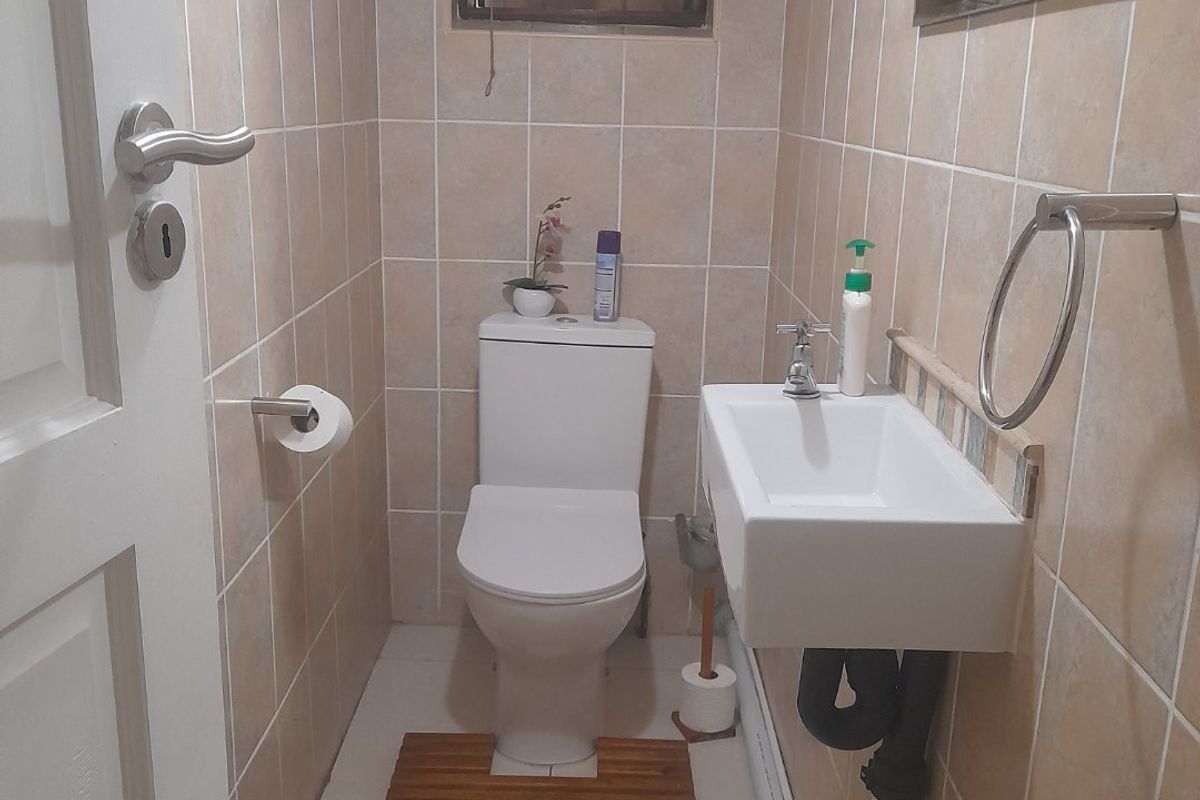 The Ultimate Family Sanctuary with a Skyline View - Photo 5