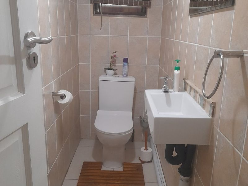 The Ultimate Family Sanctuary with a Skyline View - Photo 5