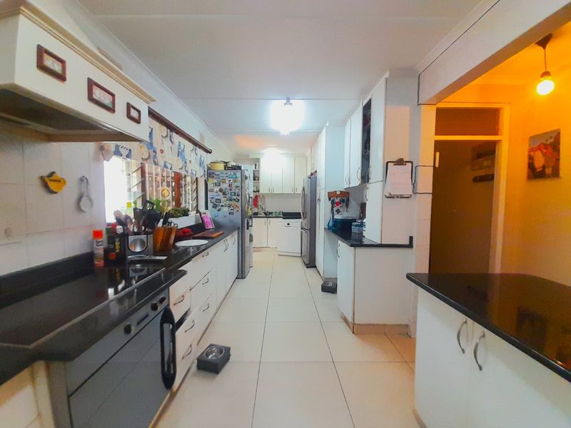 The Ultimate Family Sanctuary with a Skyline View - Photo 2