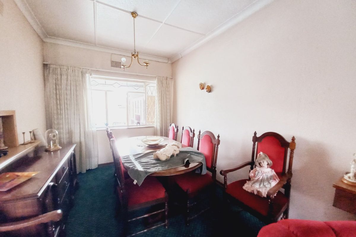 Ideally Located 3 Bedroom Family Home with Pool in a Quiet and Convenient Suburb - Photo 5