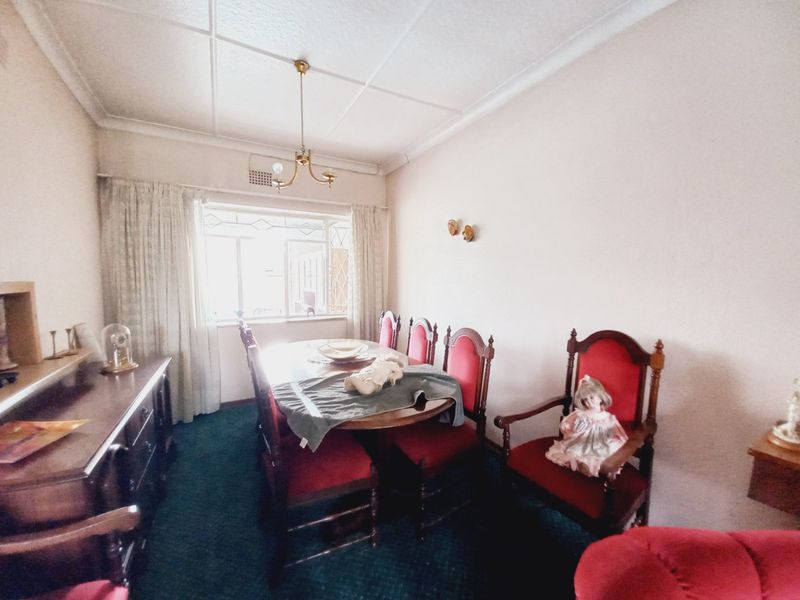 Ideally Located 3 Bedroom Family Home with Pool in a Quiet and Convenient Suburb - Photo 5