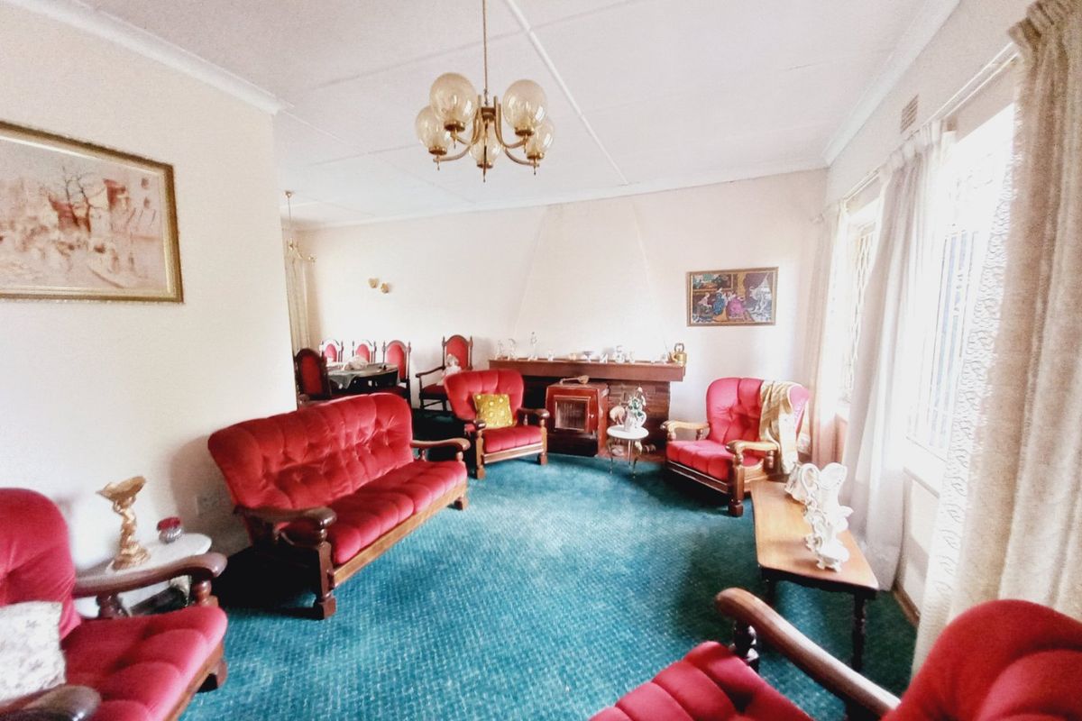 Ideally Located 3 Bedroom Family Home with Pool in a Quiet and Convenient Suburb - Photo 3