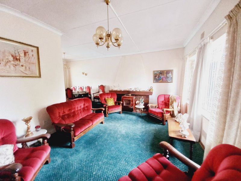 Ideally Located 3 Bedroom Family Home with Pool in a Quiet and Convenient Suburb - Photo 3