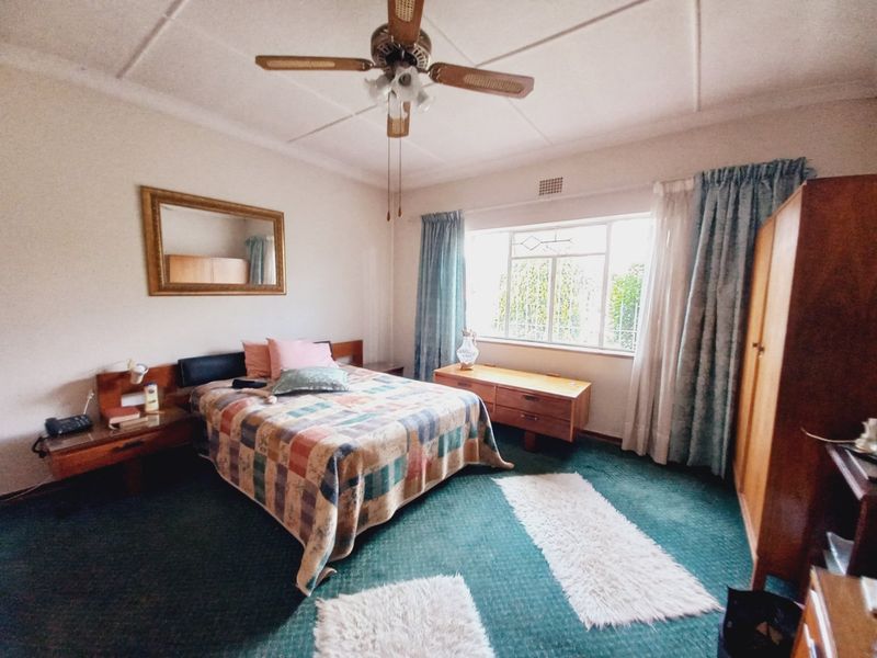 Ideally Located 3 Bedroom Family Home with Pool in a Quiet and Convenient Suburb - Photo 9