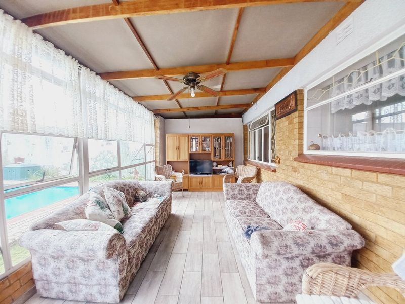 Ideally Located 3 Bedroom Family Home with Pool in a Quiet and Convenient Suburb - Photo 8