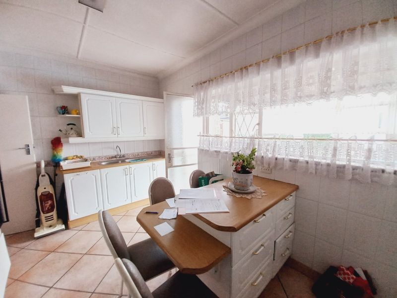 Ideally Located 3 Bedroom Family Home with Pool in a Quiet and Convenient Suburb - Photo 7