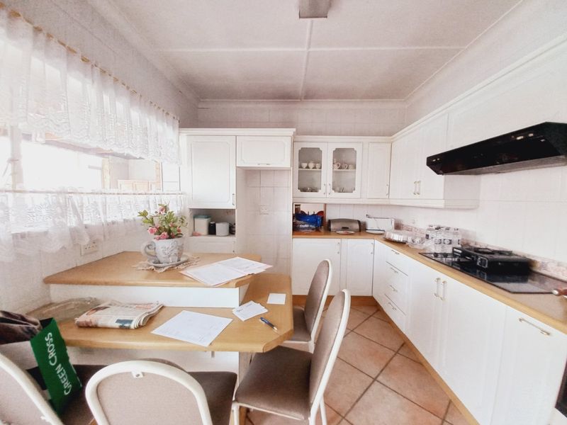 Ideally Located 3 Bedroom Family Home with Pool in a Quiet and Convenient Suburb - Photo 6