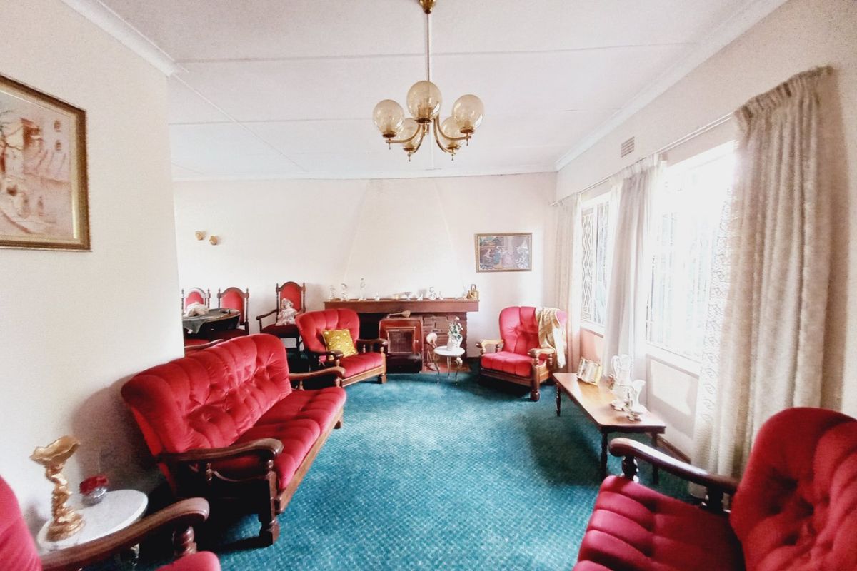 Ideally Located 3 Bedroom Family Home with Pool in a Quiet and Convenient Suburb - Photo 4