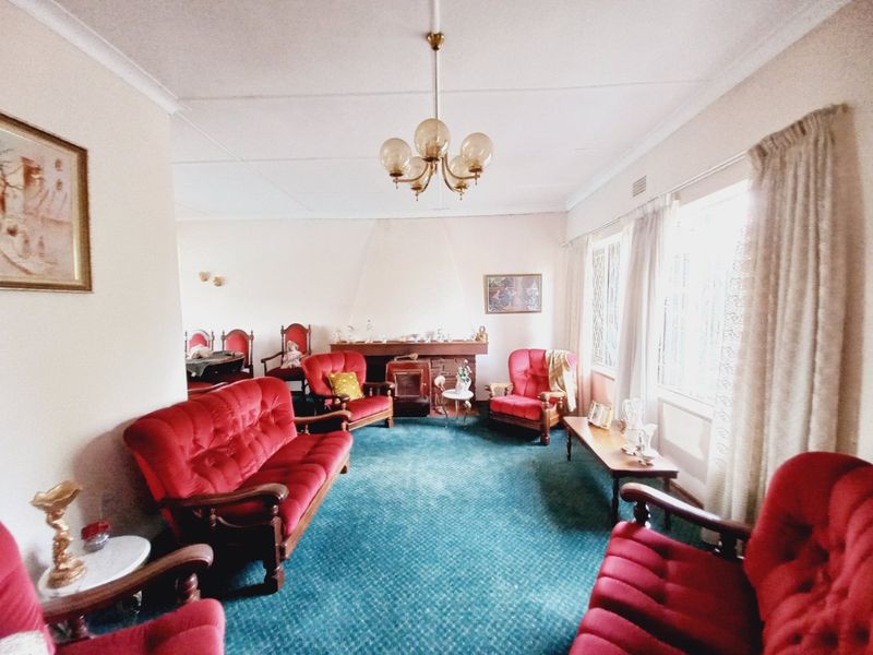 Ideally Located 3 Bedroom Family Home with Pool in a Quiet and Convenient Suburb - Photo 4