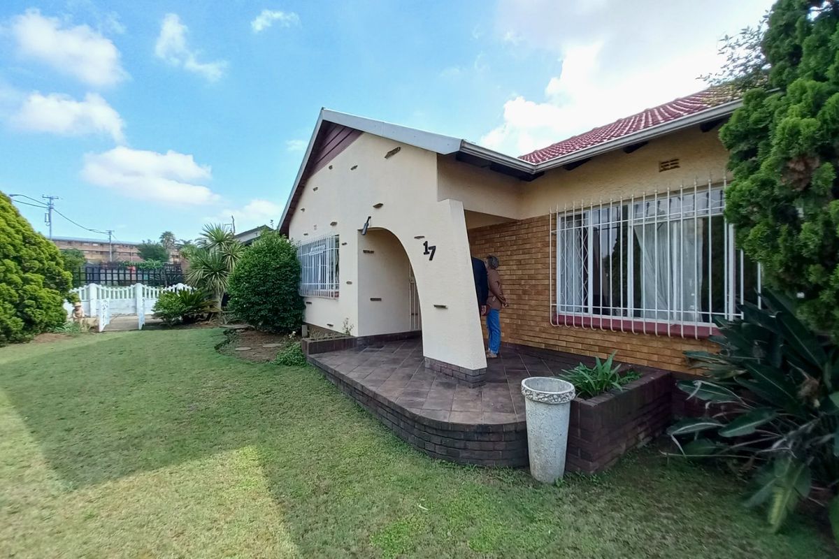 Ideally Located 3 Bedroom Family Home with Pool in a Quiet and Convenient Suburb - Photo 2