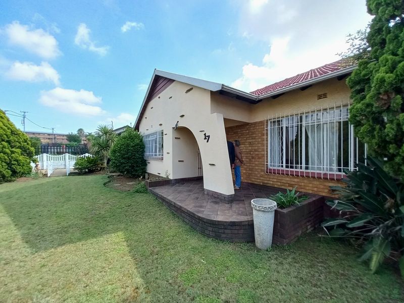 Ideally Located 3 Bedroom Family Home with Pool in a Quiet and Convenient Suburb - Photo 2
