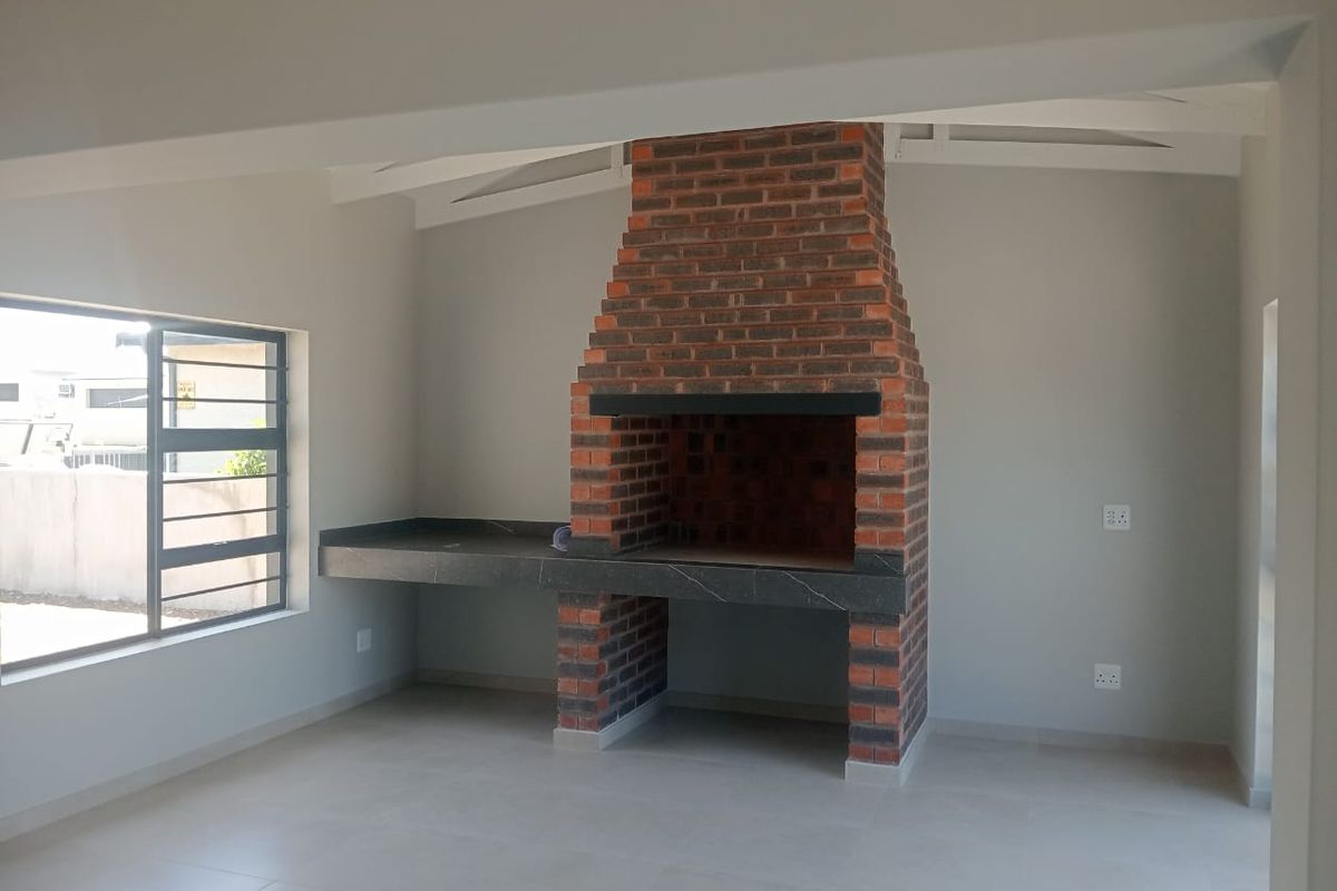 YOUR NEW FAMILY HOME AWAITS IN FOUNTAINS ESTATE - JEFFREYS BAY - Photo 4