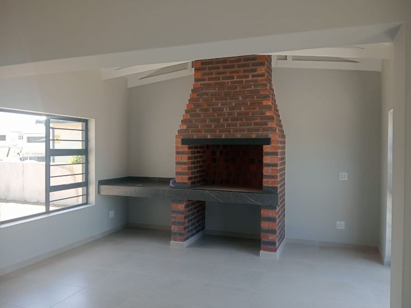 YOUR NEW FAMILY HOME AWAITS IN FOUNTAINS ESTATE - JEFFREYS BAY - Photo 4