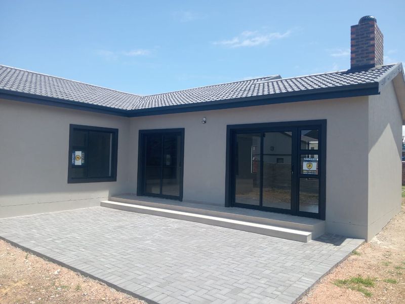 YOUR NEW FAMILY HOME AWAITS IN FOUNTAINS ESTATE - JEFFREYS BAY - Photo 2