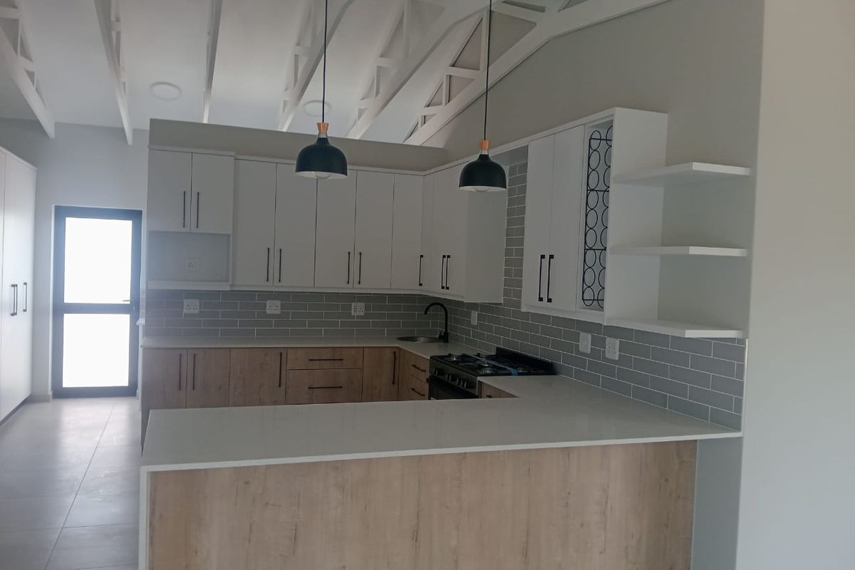 YOUR NEW FAMILY HOME AWAITS IN FOUNTAINS ESTATE - JEFFREYS BAY - Photo 5