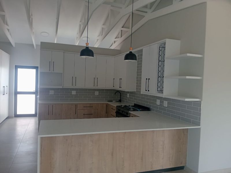 YOUR NEW FAMILY HOME AWAITS IN FOUNTAINS ESTATE - JEFFREYS BAY - Photo 5