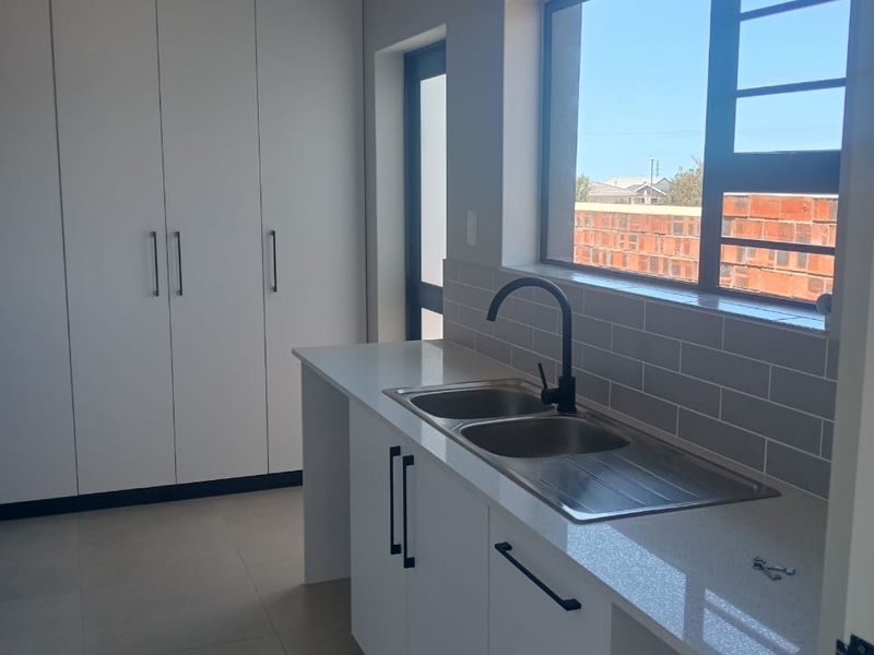 YOUR NEW FAMILY HOME AWAITS IN FOUNTAINS ESTATE - JEFFREYS BAY - Photo 10