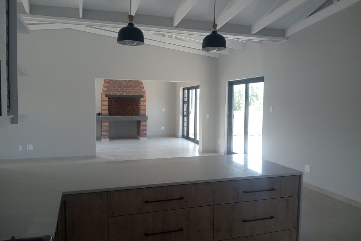 YOUR NEW FAMILY HOME AWAITS IN FOUNTAINS ESTATE - JEFFREYS BAY - Photo 3