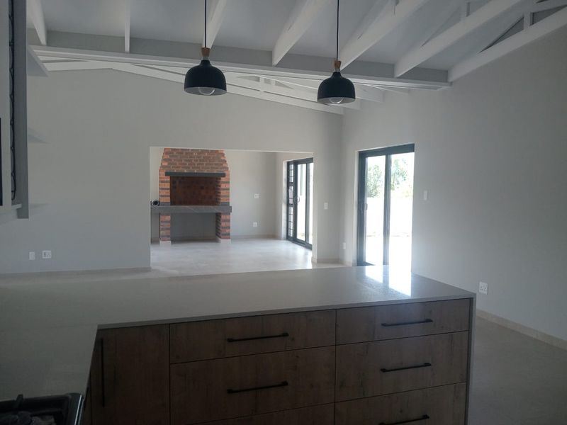 YOUR NEW FAMILY HOME AWAITS IN FOUNTAINS ESTATE - JEFFREYS BAY - Photo 3