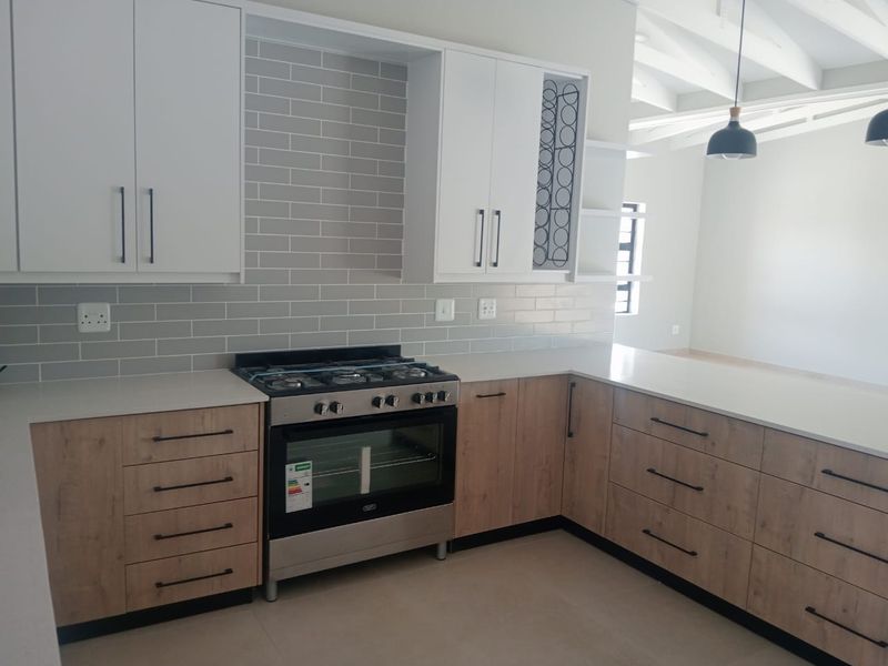 YOUR NEW FAMILY HOME AWAITS IN FOUNTAINS ESTATE - JEFFREYS BAY - Photo 6