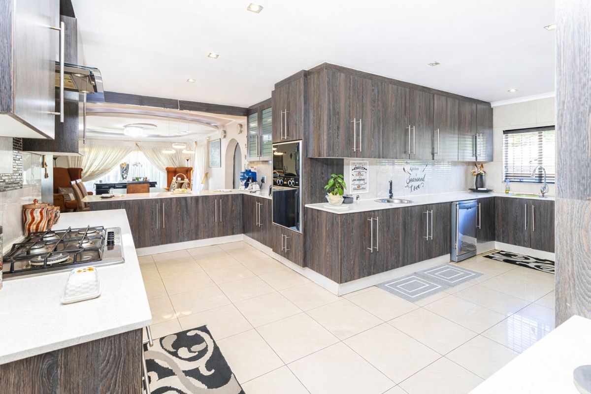 IDEAL HOME AWAITS A LOVING FAMILY - Photo 3
