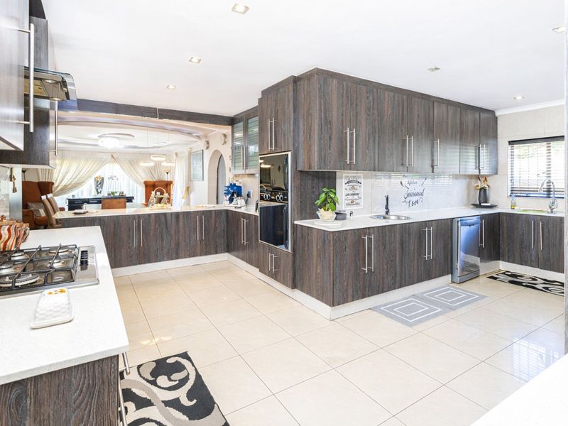 IDEAL HOME AWAITS A LOVING FAMILY - Photo 3