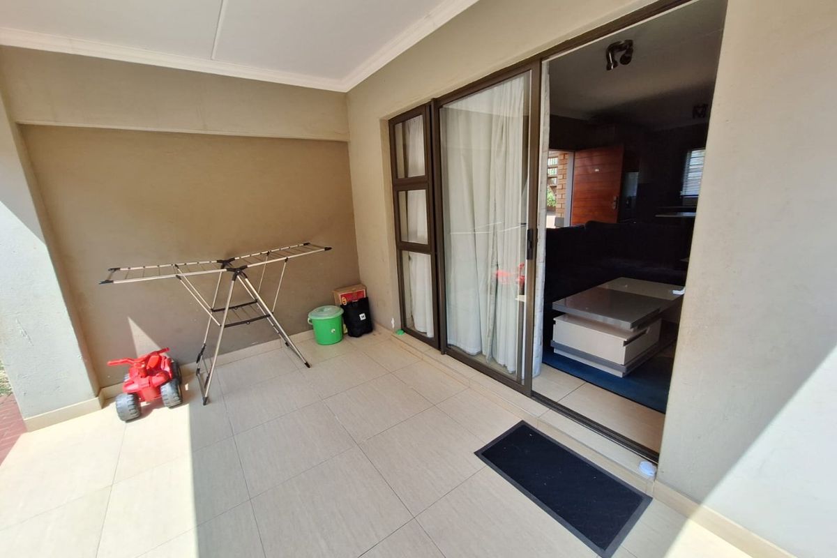 2 Bedroom Ground Floor Apartment / Flat for Sale in Andeon AH, Pretoria West - Photo 5