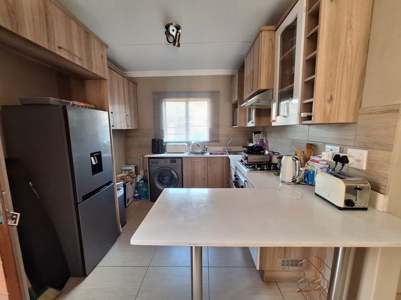 2 Bedroom Apartment / Flat for Sale in Andeon AH, Pretoria West - Photo 10