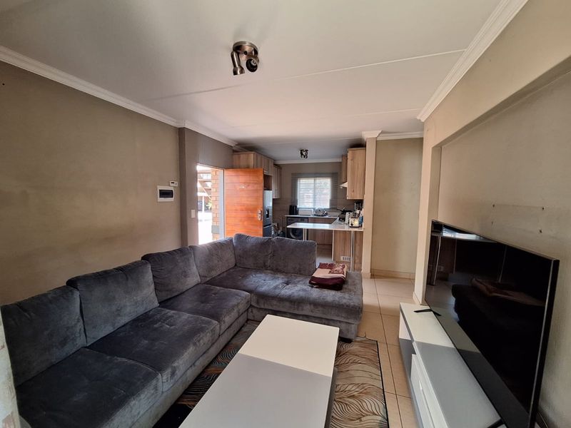 2 Bedroom Apartment / Flat for Sale in Andeon AH, Pretoria West - Photo 9