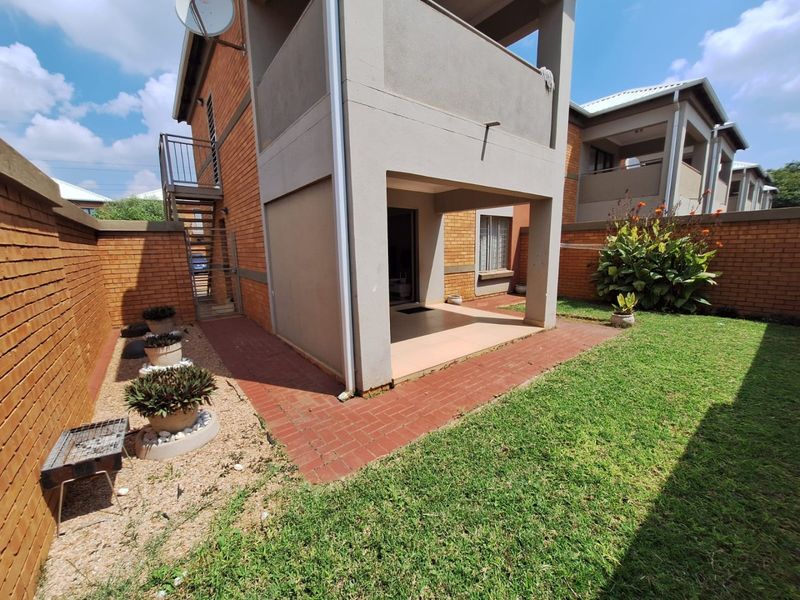 Price Reduced – Modern Ground Floor Apartment in Secure Andeon Complex! - Photo 3