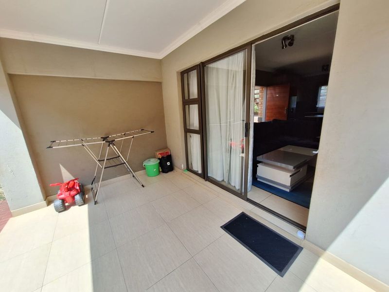 Price Reduced – Modern Ground Floor Apartment in Secure Andeon Complex! - Photo 5
