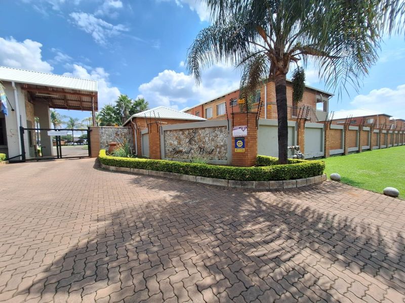 Price Reduced – Modern Ground Floor Apartment in Secure Andeon Complex! - Photo 1