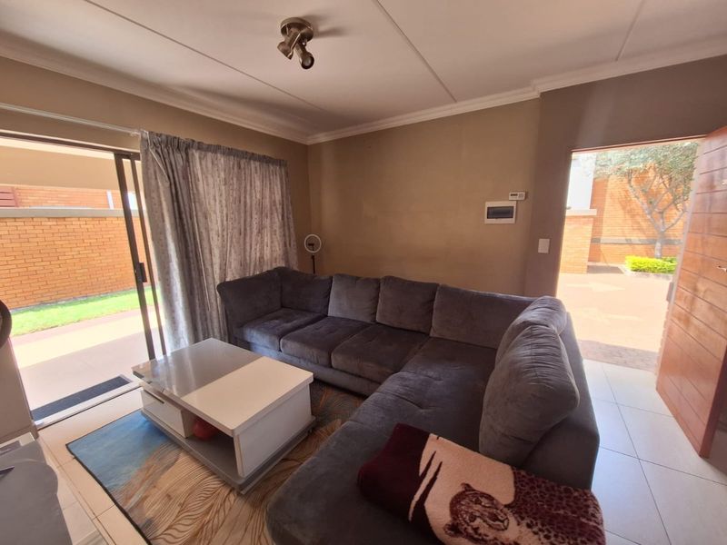 Price Reduced – Modern Ground Floor Apartment in Secure Andeon Complex! - Photo 9
