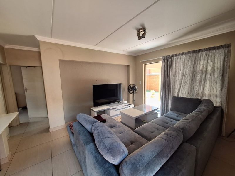 Price Reduced – Modern Ground Floor Apartment in Secure Andeon Complex! - Photo 8