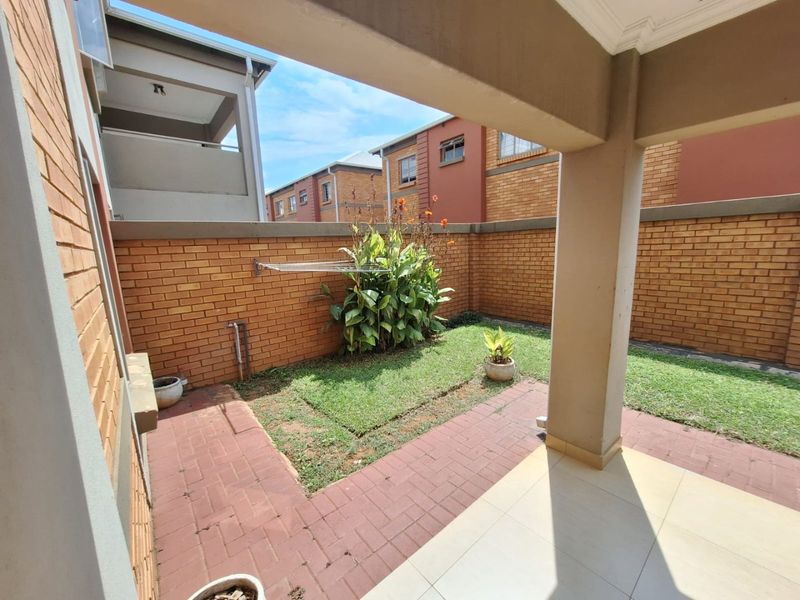 Price Reduced – Modern Ground Floor Apartment in Secure Andeon Complex! - Photo 6