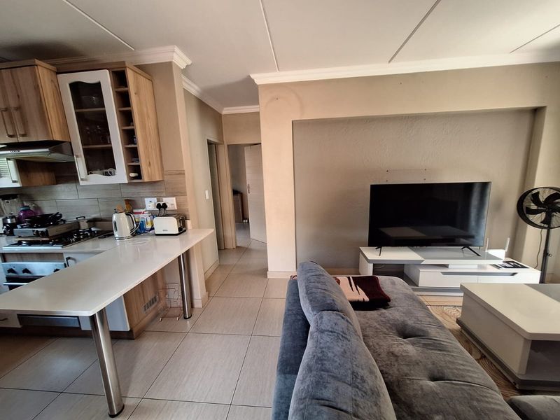 Price Reduced – Modern Ground Floor Apartment in Secure Andeon Complex! - Photo 7
