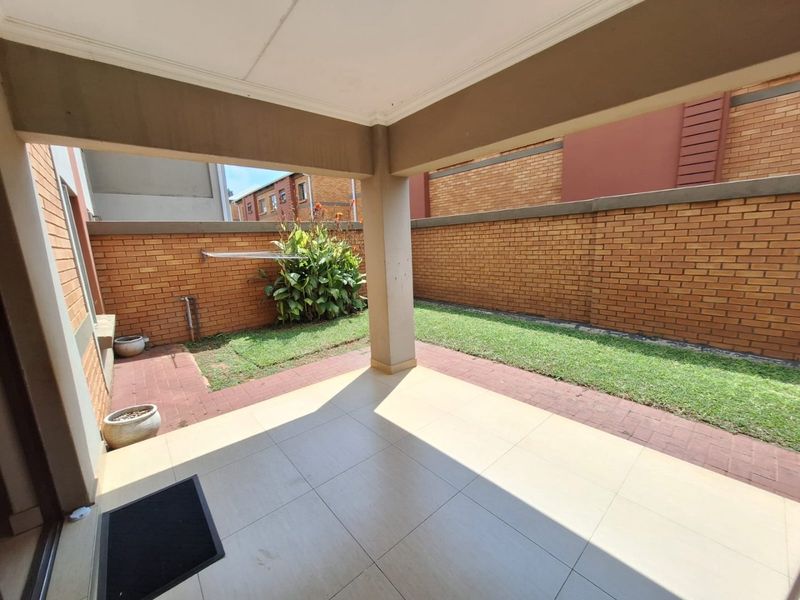 Price Reduced – Modern Ground Floor Apartment in Secure Andeon Complex! - Photo 4