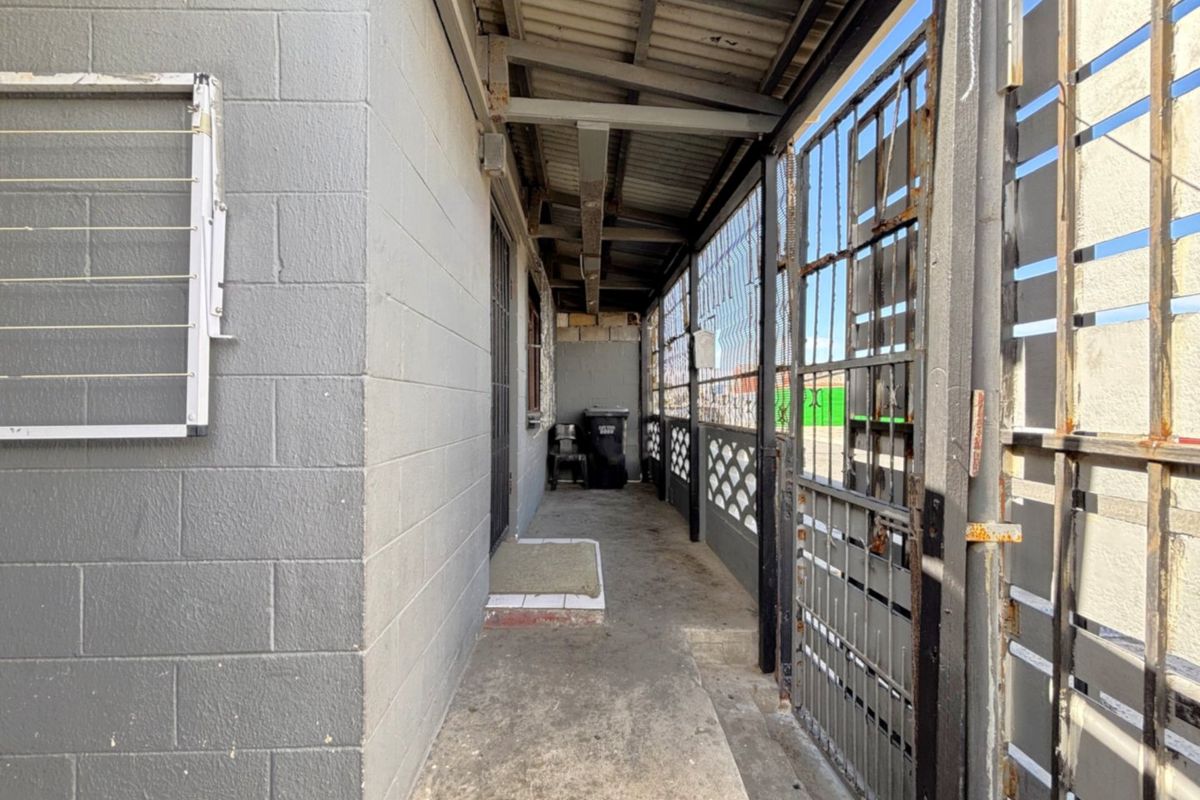 Secure 3 Bedroom Family Home with Garage Parking for 3 Vehicles - Photo 5