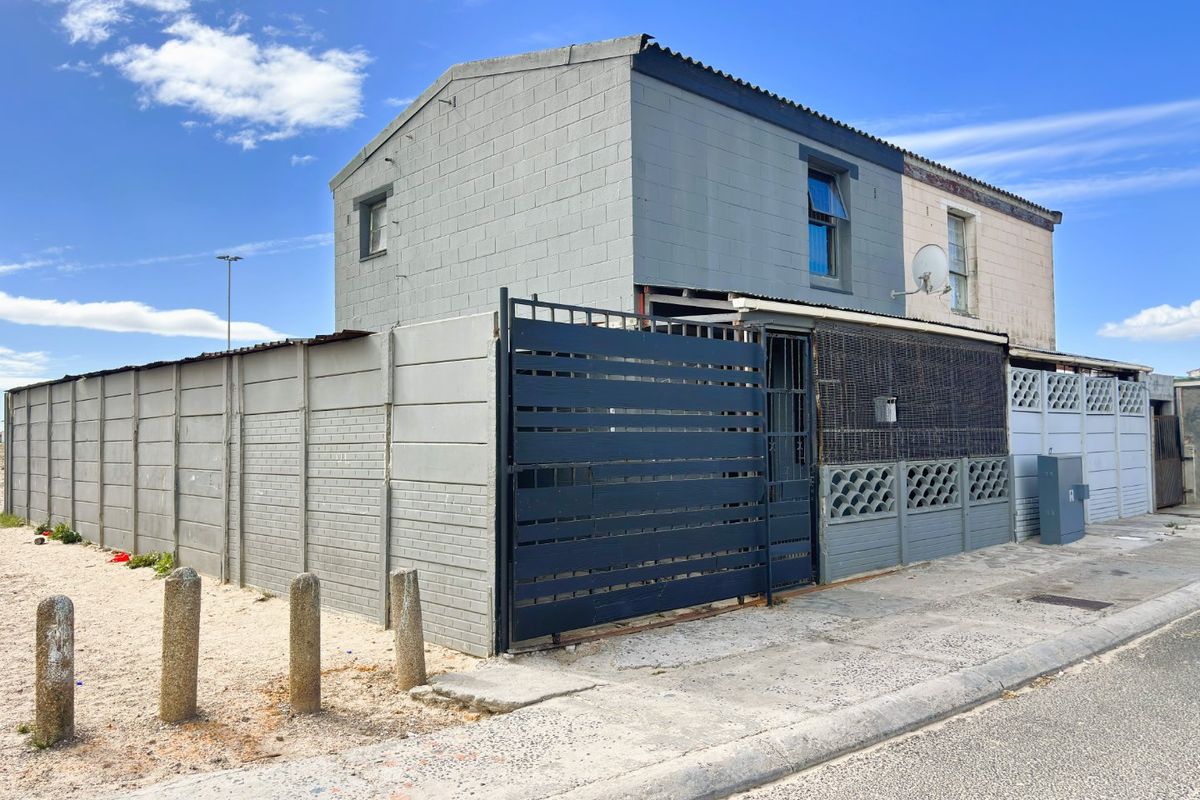 Secure 3 Bedroom Family Home with Garage Parking for 3 Vehicles - Photo 2