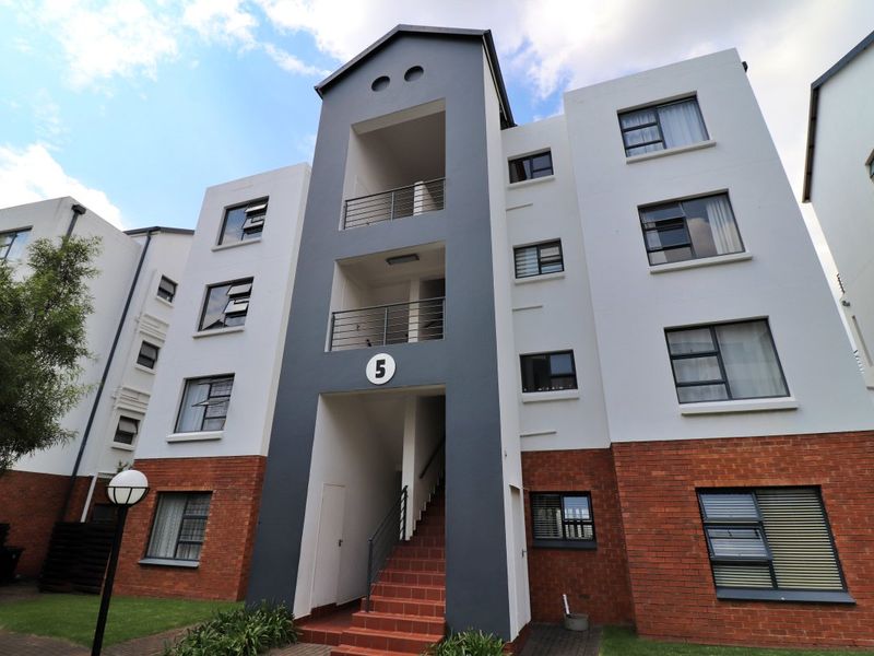 Top-Floor Townhouse with Stunning Views & Lifestyle Amenities!  - Photo 2