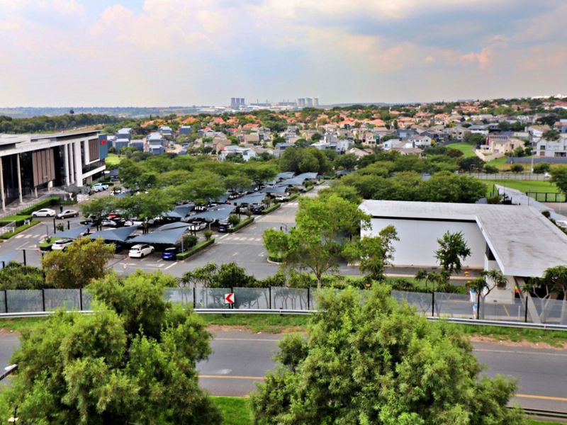 Top-Floor Townhouse with Stunning Views & Lifestyle Amenities!  - Photo 8