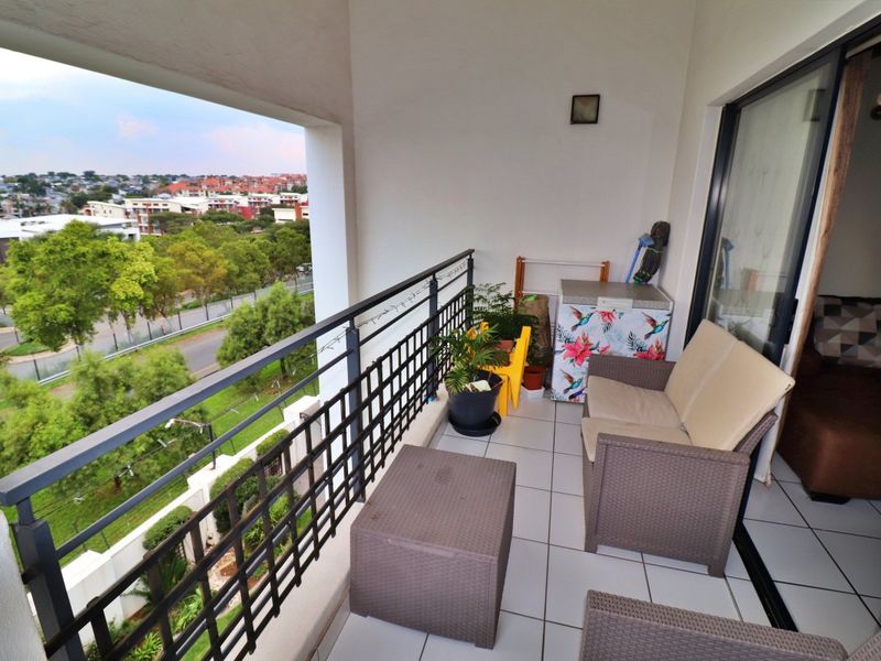 Top-Floor Townhouse with Stunning Views & Lifestyle Amenities!  - Photo 7