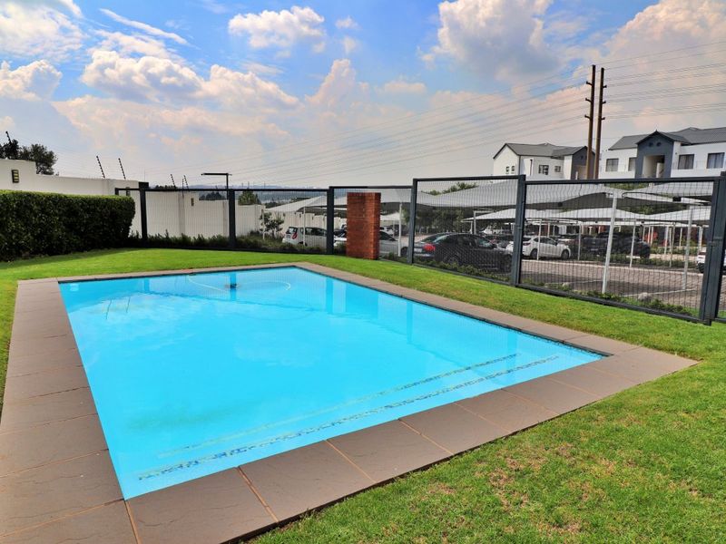 Top-Floor Townhouse with Stunning Views & Lifestyle Amenities!  - Photo 5