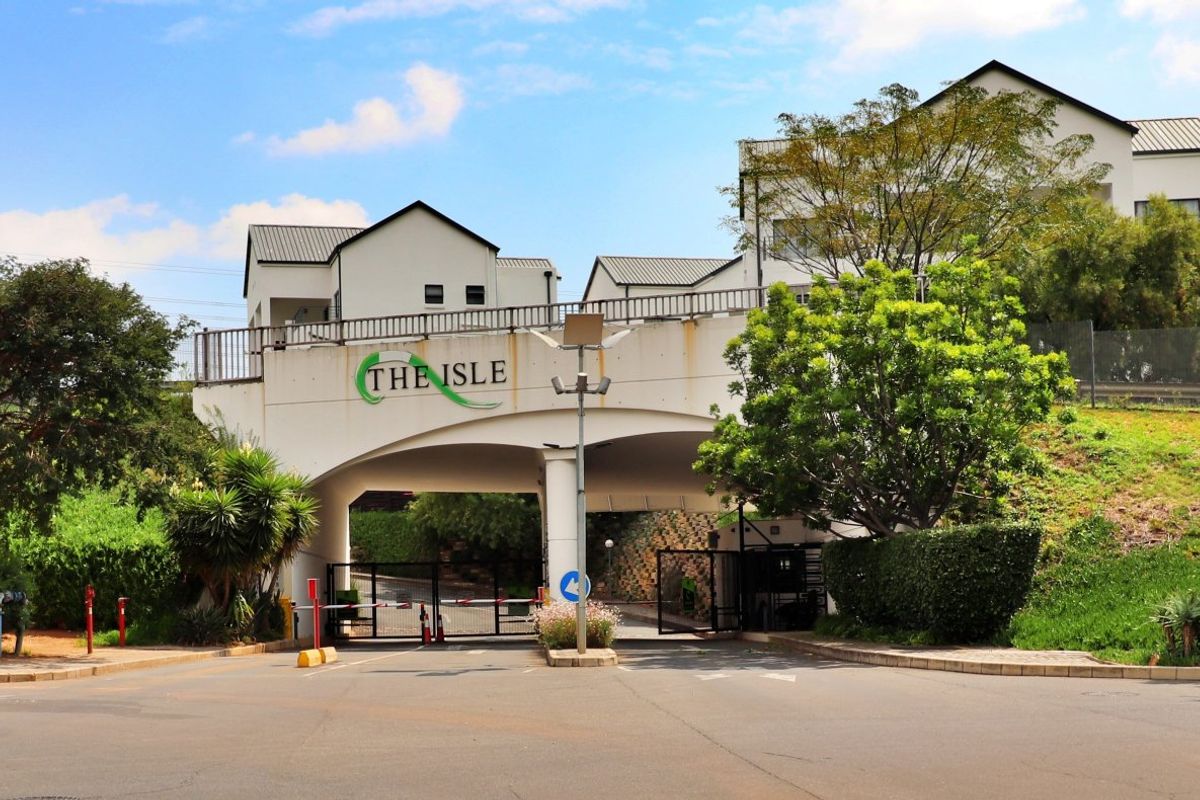 Top-Floor Townhouse with Stunning Views & Lifestyle Amenities!  - Photo 3