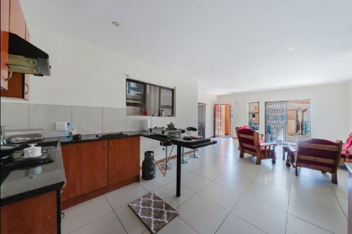 Stylish & Spacious 3-Bedroom Townhouse – Perfect for Modern Living! - Photo 3
