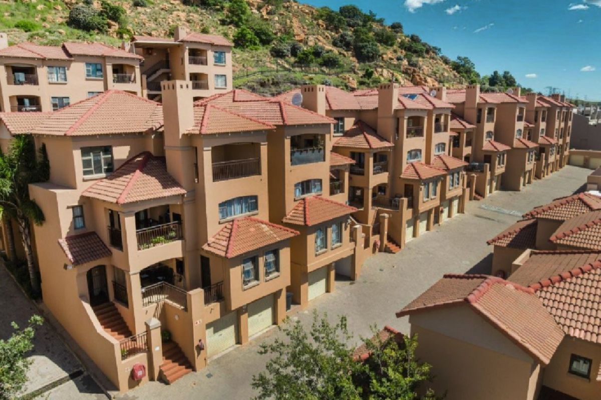 Stylish & Spacious 3-Bedroom Townhouse – Perfect for Modern Living! - Photo 2