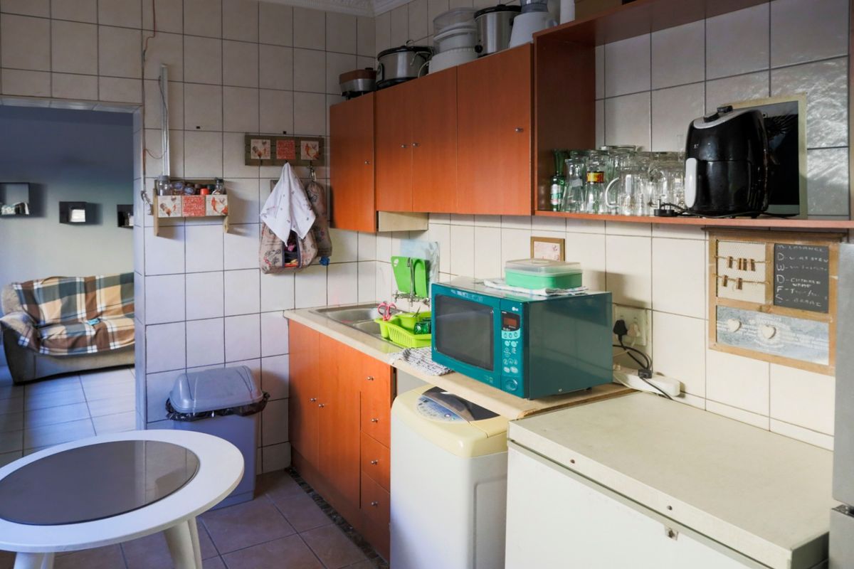 Spacious Home with Flatlet, Salon & Excellent Investment Opportunity - Photo 4