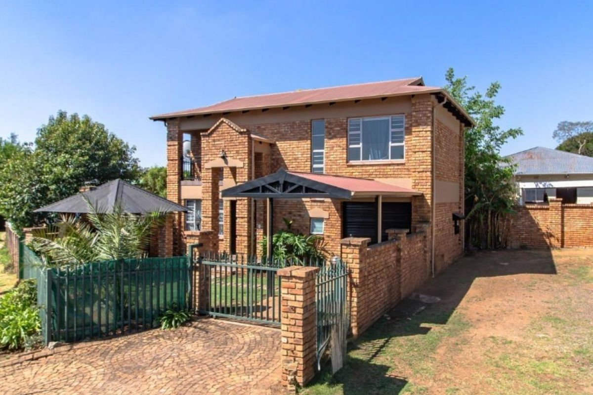 Charming Double-Story Home - Photo 5