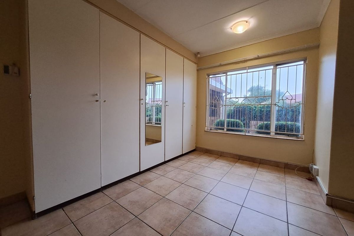 Spacious Four Bedroom Townhouse in Wonderboom - Photo 2