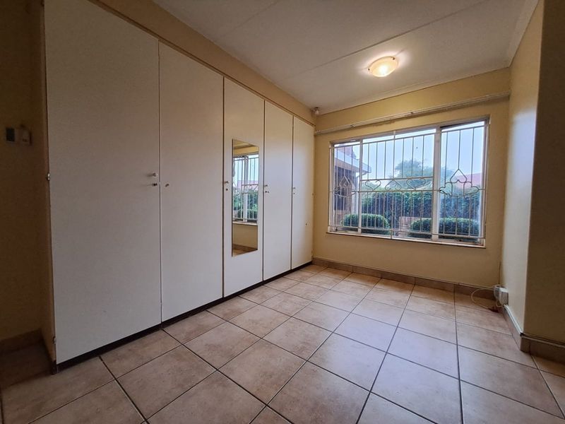 Spacious Four Bedroom Townhouse in Wonderboom - Photo 2